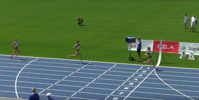 Oliwia Sarnecka kończy medalowy bieg na 800 m podczas OOM 2018.