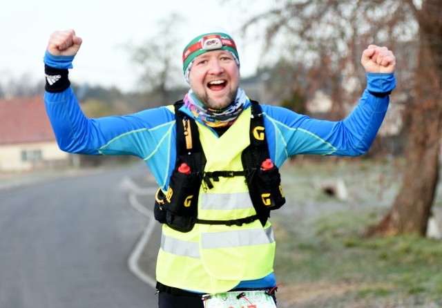 W sobotę, 23 lutego, o 6.00 wystartował ultramaraton Nowe Granice. Zawodnicy mieli do pokonania ponad 100 km dookoła Zielonej Góry. Z tym wyzwaniem postanowiło się zmierzyć kilkuset biegaczy i rowerzystów. W maratonie, poza zawodnikami biegnącymi indywidualnie cały dystans, wystartowały też sztafety 2 lub 4-osobowe oraz duatloniści solo lub w sztafecie 2- osobowej. WYNIKINajlepsi w ultramaratonie:1. Jakub Ślęziak 8:49:112. Witold Juda 8:59:463. Zbigniew Adamczak 9:05:30Najlepsza kobieta - 103 km Małgorzata Pazda - Pozorska 9:29:22.Pierwszy zawodnik z dystansu 56 km Wojciech Zagubień 4:35:08.Duatlon1. miejsce Marcin Dziub (po raz kolejny). Czas 5:02:26!Podium w duatlonie tandem:1. Rant Team 42. Sogest/GVT3. Cyklomaniak.Najszybsze panie w duatlonie solo:1. Agnieszka Woch 6:13:502. Joanna Balawajder 6:14:34.Najszybsza sztafeta 4-osobowa:  Myjnie Wikon Nowa Sól 6:19:31 – nowy rekord trasy.ZOBACZ ZDJĘCIA ZE STARTU MARATONU