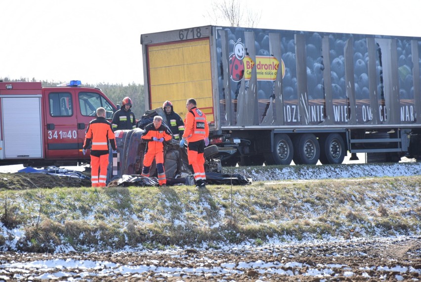 Tragiczny wypadek w Kordowie w gminie Olszewo-Borki. Na DK 61 wg relacji świadka zginęli pasażerowie samochodu osobowego