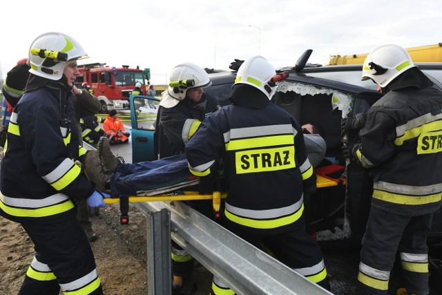 Na drodze S5 w kierunku Poznania zderzyły się dwa auta osobowe, którymi podróżowały trzy osoby. Jadąca za nimi cysterna uderzyła w barierę energochłonną, w wyniku czego doszło do rozszczelnienia zbiornika. Przejdź dalej --->