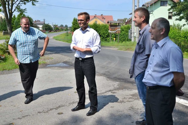 Starosta stalowowolski Robert Fila (drugi z prawej) na odnowionej drodze w Maziarni.