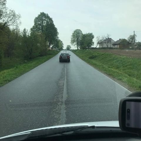 Obywatelskie zatrzymanie pijanego kierowcy volkswagena golfa w Pilźnie w powiecie dębickim. - Było po godz. 8 rano, gdy golf wzbudził moje podejrzenia. Wezwałem policję, jadąc za nim cały czas. Kierowca zatrzymał na stacji paliw. Tam zablokowałem mu wyjazd - napiał internauta na alarm@nowiny24.pl.Okazało się, że kierowca miał 2,5 promila alkoholu w organizmie. Mężczyzna trafił do komisariatu policji.Czytaj także: Wypadek w Szówsku w powiecie jarosławskim. Jeden z kierowców był pijany [ZDJĘCIA]Zobacz też: Coraz więcej pijanych kierowców na polskich drogach. "Obserwujemy to od początku roku"