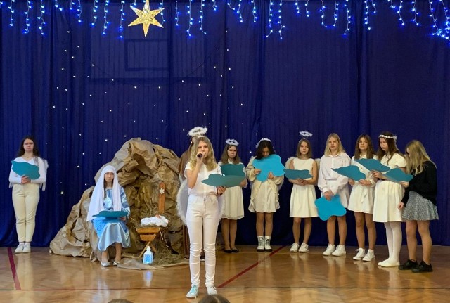 Uczniowie Szkoły Podstawowej w Słupczy imienia Ziemi Sandomierskiej doskonale wiedzą czym są Święta Bożego Narodzenia. Pokazali to podczas jasełek, do których przygotowali się bardzo starannie.