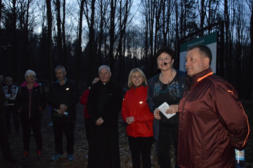 Wędrówkę podjął wójt gm. Żary Leszek Mrożek , Elżbieta...