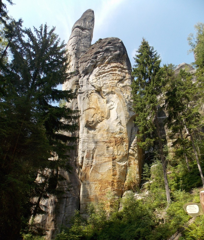 Niezwykłe formy skalne zachwycają turystów.