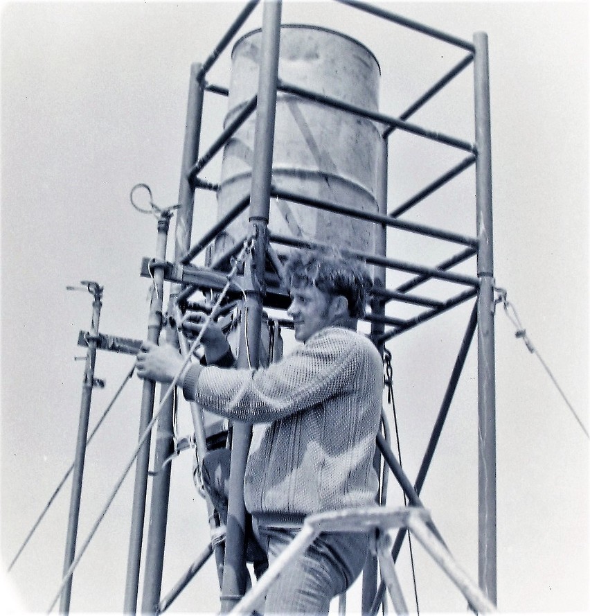 Marian Nieścior mocuje sondę na wieży pomiarowej...