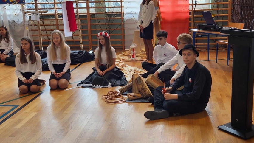 Apel z okazji Narodowego Święta Niepodległości w Szkole Podstawowej w Czerwinie. Szkoła realizuje projekt "Śpiewajmy Polskę"