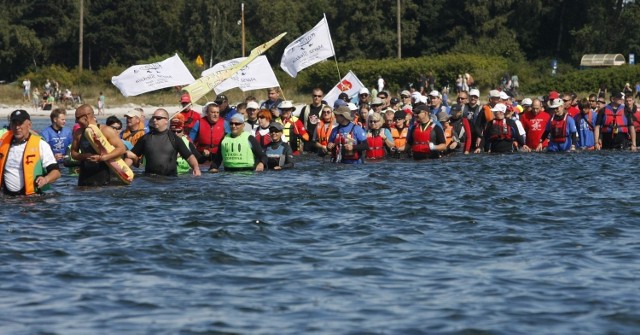 Marsz Śledzia to jedna z najbardziej widowiskowych imprez, które odbywają się na Zatoce Puckiej między Kuźnicą a Rewą