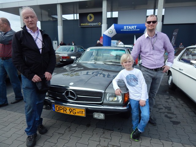 Jerzy Kowalski z synem Krzysztofem i 7-letnim wnuczkiem Kubą. Mercedes SLC 280 C107 z 1978 r. został odrestaurowany przez Krzysztofa.