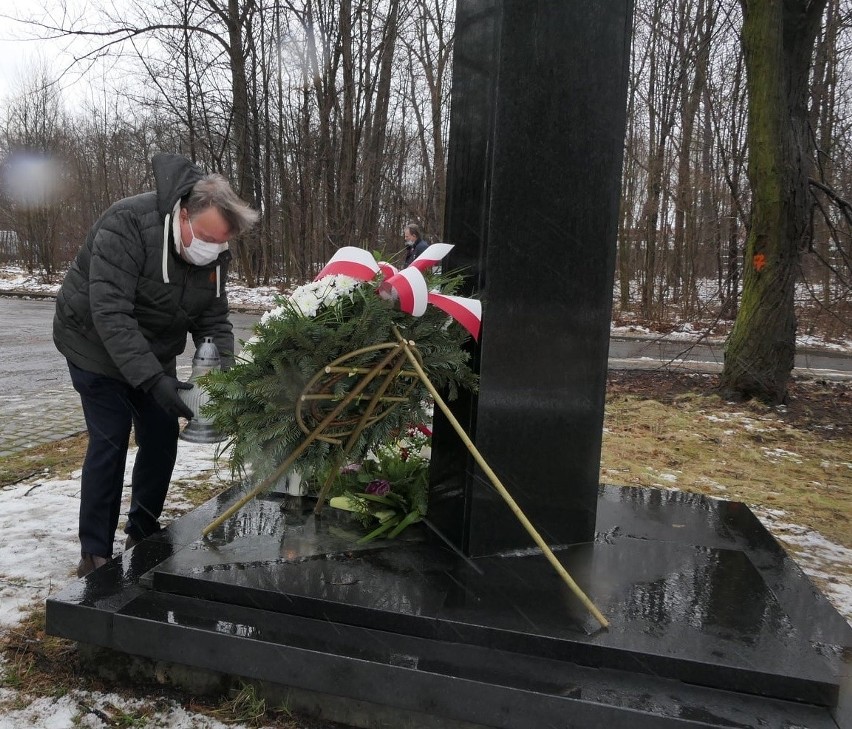 Składanie kwiatów pod tablicą upamiętniającą tragedię w MTK,...