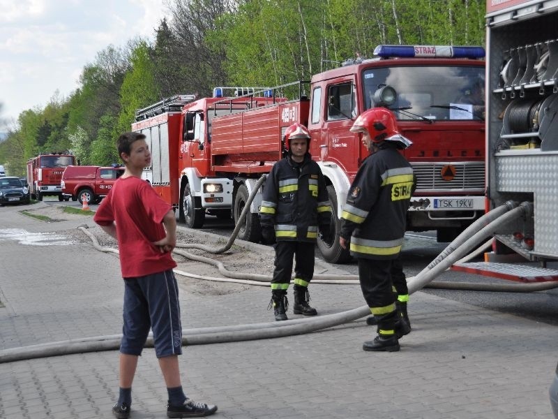 W gaszeniu pożaru hali ze skuterami, motorowerami i quadami...