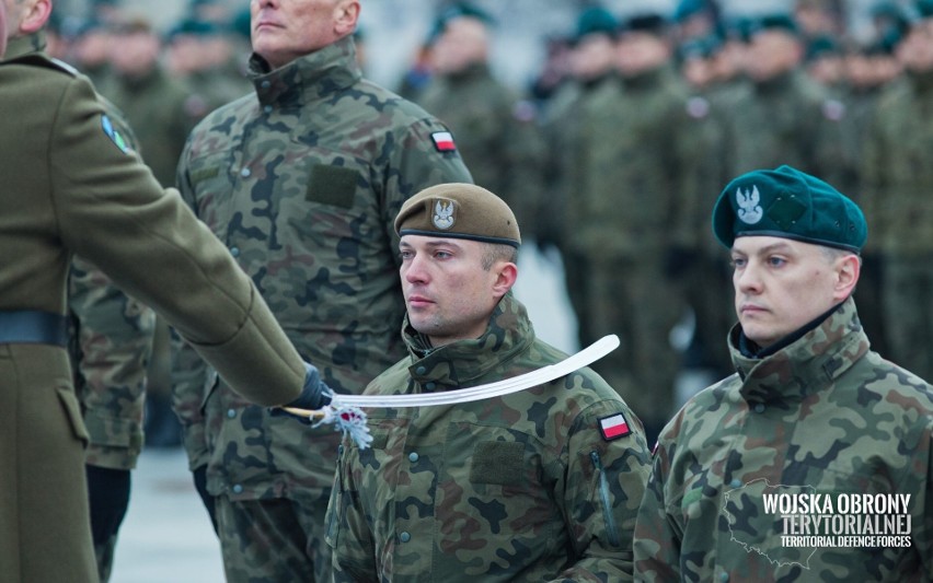 Część z promowanych żołnierzy to absolwenci kursu...