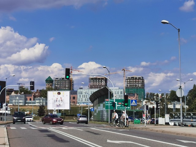 Widok od strony Dudy-Gracza. Szpetne ekrany i wielkie billboardy.Zobacz kolejne zdjęcia. Przesuwaj zdjęcia w prawo - naciśnij strzałkę lub przycisk NASTĘPNE