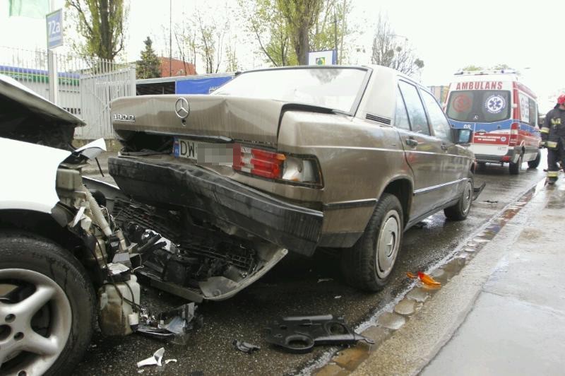 Wypadek na ulicy Robotniczej. Zderzenie trzech aut. Jedna osoba w szpitalu (ZDJĘCIA)