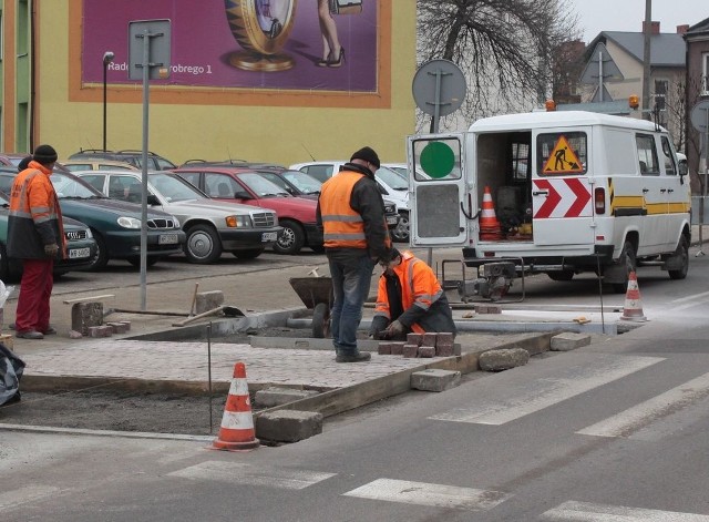 Budowa wyniesionego przejścia rozpoczęła się już na ulicy Kilińskiego przy urzędzie miejskim.
