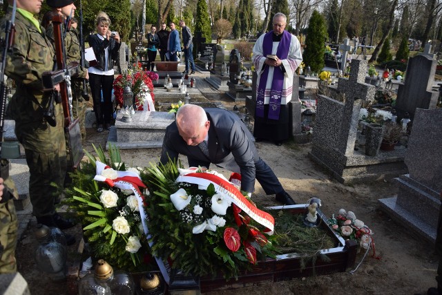 O 8.41, dokładnie w godzinę katastrofy smoleńskiej, na cmentarzu komunalnym w Gorzowie rozpoczęły się obchody 8. rocznicy katastrofy smoleńskiej. Wśród 96 ofiar, które zginęły 10 kwietnia 2010 r. w katastrofie lotniczej, było też dwoje gorzowian – Anna Maria Borowska i jej wnuk Bartosz Borowski.- To była największa katastrofa i najważniejsi ludzie w państwie od momentu II wojny światowej. Co roku będziemy się spotykali i wspominali. Trzeba wspominać, trzeba wyjaśniać i trzeba składać hołd, bo to byli najważniejsi ludzie w państwie – mówił Sebastian Pieńkowski, przewodniczący rady miasta, który przyszedł uczcić pamięć ofiar.Wicewojewoda Robert Paluch na grobach Anny i Bartosza Borowskich złożył kwiaty od prezydenta RP Andrzeja Dudy i premiera Mateusza Morawieckiego.- W sposób symboliczny odbywa się pewna ciągłość. Z jednej strony czcimy ofiary zbrodni katyńskiej sprzed 78 lat, ale te ofiary, które zginęły osiem lat temu. To przykłady dla nas. Wszystkie te osoby odcisnęły ślady na naszej ziemi – mówił wicewojewoda na cmentarzu.- To bardzo ważna uroczystość także dla gorzowian, bo i gorzowianie zginęli w tej katastrofie. Trzeba pamiętać, że w tej katastrofie zginęła elita Polski. To rysa w historii naszego kraju i w naszych sercach. W tym dniu trzeba tu po prostu być – mówił z kolei prezydent Gorzowa Jacek Wójcicki.Modlitwę nad grobami gorzowian, którzy zginęli pod Smoleńskiem, odmówił ks. Zbigniew Kobus, proboszcz parafii katedralnej.- Takie uroczystości jednoczą społeczeństwo. Wszyscy winniśmy oddać im cześć i pamięć – mówił duchowny.Uroczystości związane z rocznicą katastrofy smoleńskiej zaplanowane zostały także na popołudnie. O 18.00 w kaplicy w Przemysłówce odprawiona zostanie msza w intencji ofiar. Po niej pod Białym Krzyżem, który stoi przy katedrze, zostaną zapalone znicze i złożone zostaną kwiaty.Czytaj też: 8. rocznica katastrofy smoleńskiej [RELACJA NA ŻYWO] Uroczystości w Warszawie. Marsz PiS i kontrmanifestacje w WarszawieZobacz też: "Decyzja o budowie pomnika na Pl. Piłsudskiego jest nielegalna". Warszawski ratusz odwoła się od decyzji wojewodyPOLECAMY PAŃSTWA UWADZE: