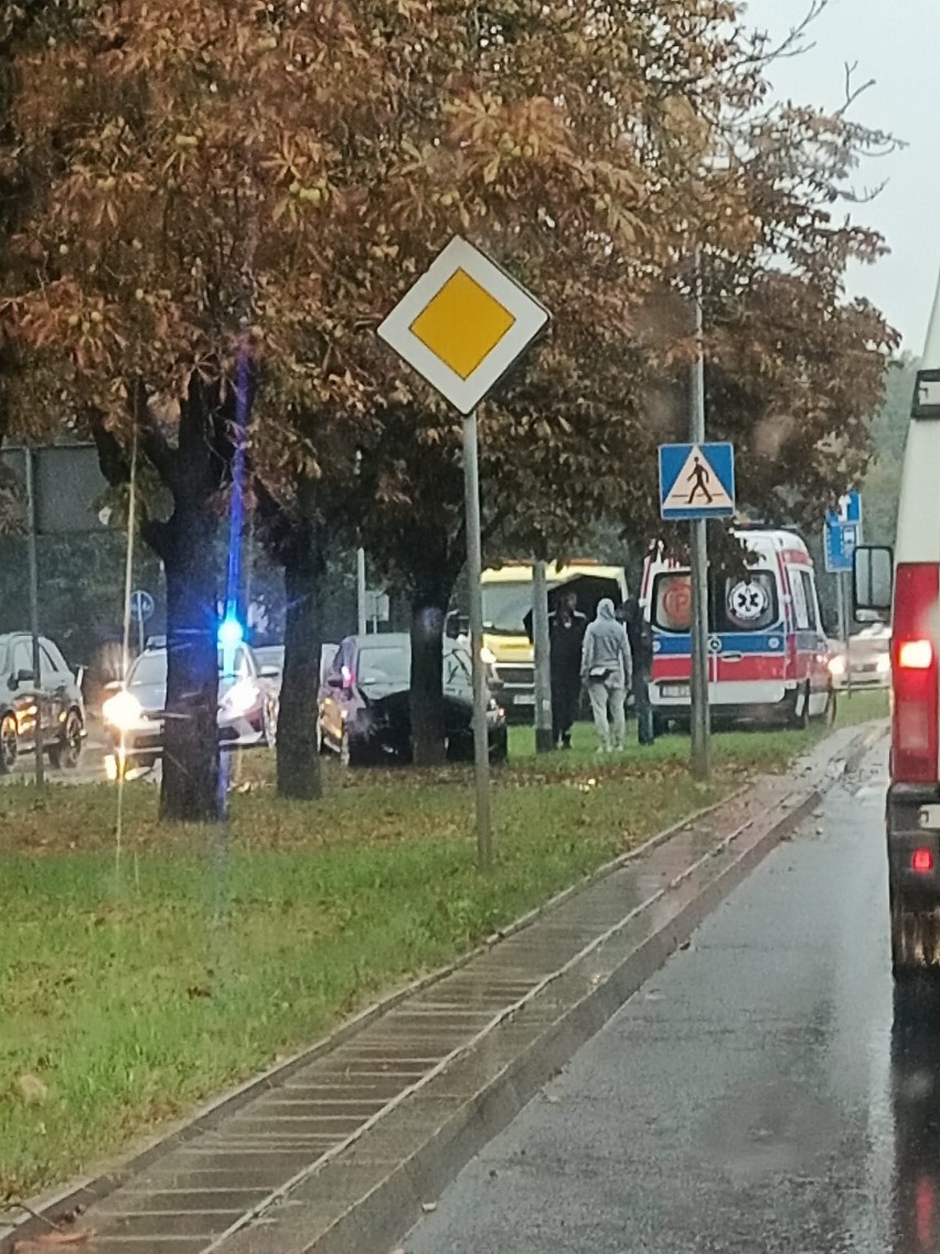 Białystok. Wypadek na ul. Branickiego. Kierowca osobówki uderzył w drzewo. Poszkodowana kobieta [ZDJĘCIA]