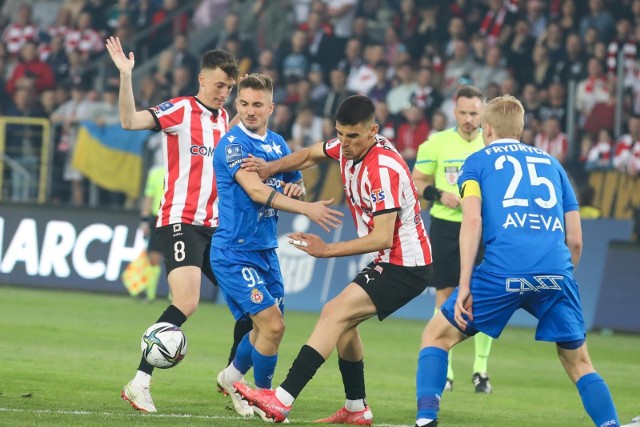 Michal Skvarka (drugi z lewej) podczas derbów Cracovia - Wisła w 2022 roku