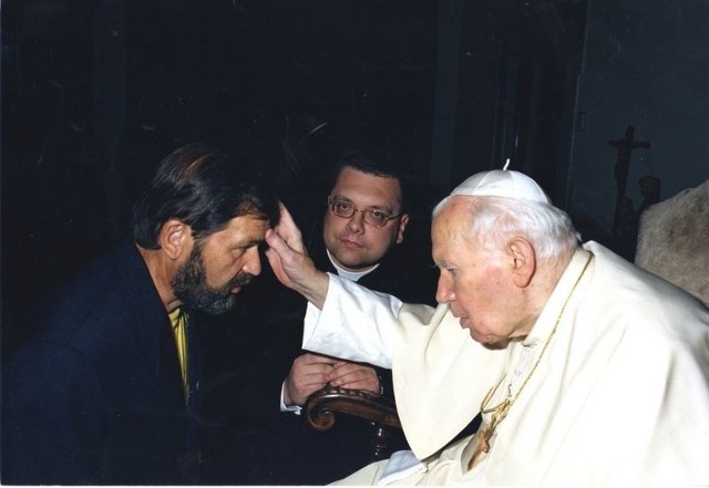 Andrzej Wawrylak Staszów - wyjątkowe spotkanie z Janem Pawłem II w Watykanie w 2002 roku.