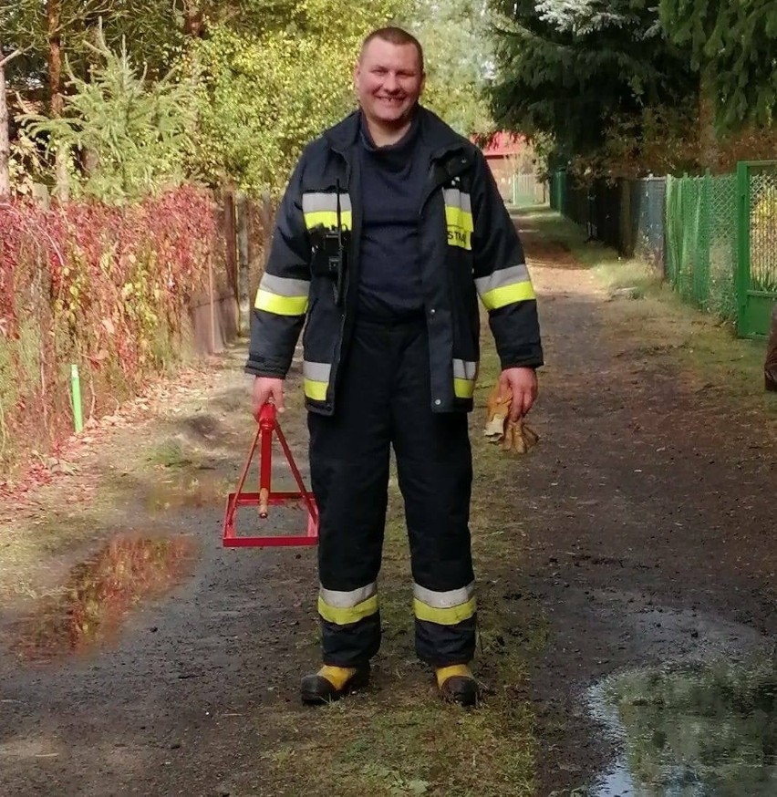 Jest prezesem Ochotniczej Straży Pożarnej w Przytyku.