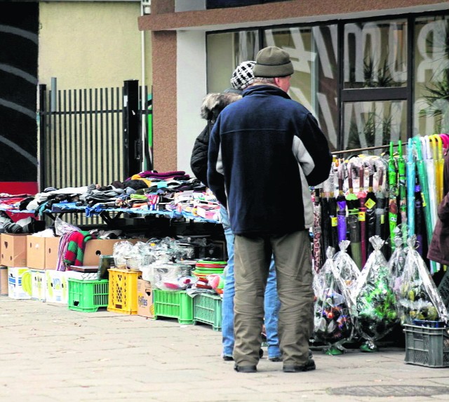 Stragany na Narutowicza nie są ładne, ale stoją legalnie