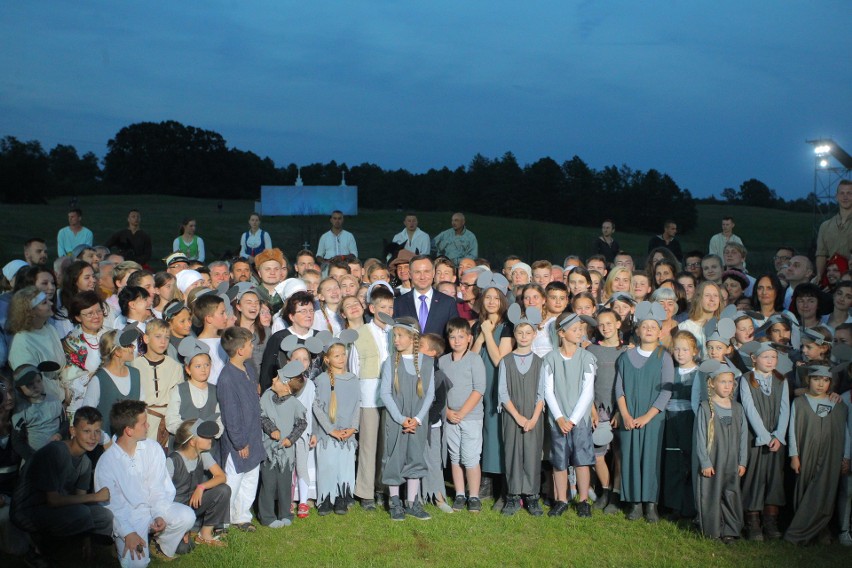 Orzeł i Krzyż: Prezydent Duda na widowisku w Murowanej...