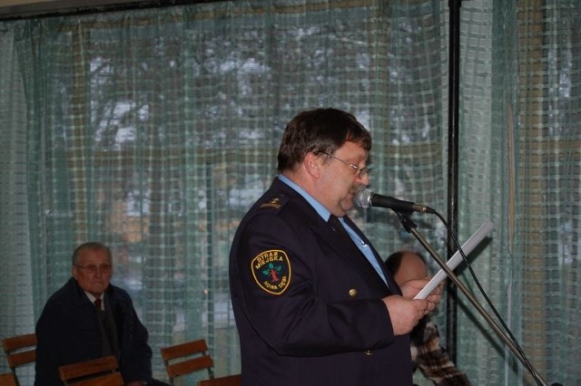 Adam Szurgociński, szef Miejskiej Komisji  Rozwiązywania Problemów Alkoholowych w Nowej Dębie informuje radnych o propozycji podziału pieniędzy z tak zwanego &#8222;kapslowego&#8221; .