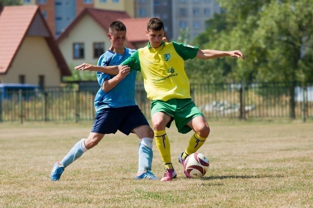 Jakub Wróbel (z prawej), zadebiutował w sobotę w pierwszej drużynie Siarki, a w niedzielę zagrał w rezerwach tarnobrzeskiego klubu.