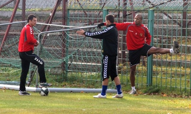 Hernani i Andrzej Niedzielan trenowali w środę indywidualnie i nie wiadomo, czy będą w kadrze na mecz w Gdyni.