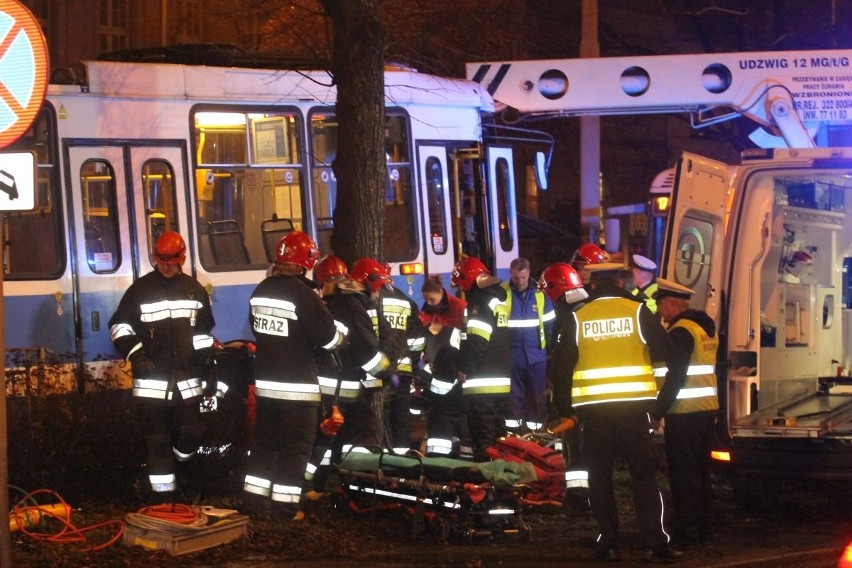 Wypadek na Powstańców Śląskich. Pieszy wpadł pod tramwaj