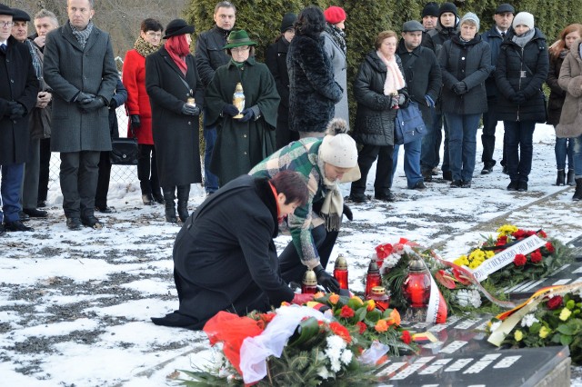 Na cmentarzu ofiar powojennego obozu w Łambinowicach złożono kwiaty i wieńce, zapłonęły znicze. Na zdjęciu: kwiaty składają Maria Neumann i Monika Wittek ze Związku Niemieckich Stowarzyszeń w Polsce.
