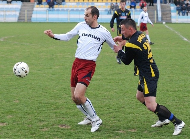 Piotr Kajda (z lewej) zdobył zwycięską bramkę dla Wiernej Małogoszcz w meczu z Juventą Perfopol Starachowice.
