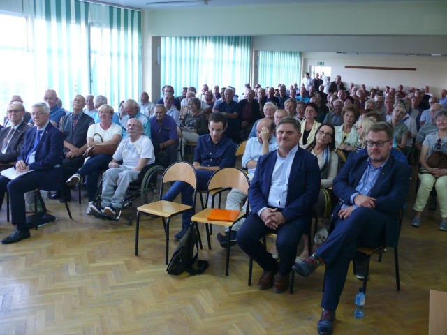 W spotkaniu wzięli udział lokalni politycy z różnych partii, a także wiele osób z różnych służb, którym zmniejszono emeryturę.