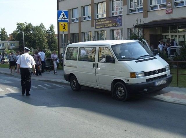 Staszowscy policjanci sprawdzają bezpieczeństwo uczniów w okolicach szkół. Na brak pracy nie narzekają. Tak zaparkował swoje auto przed szkołą młody kierowca z Osieka. W &#8222;nagrodę&#8221; otrzymał 200 złotych mandatu.