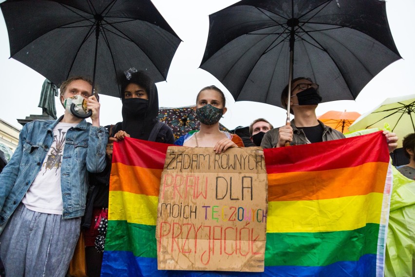 Kraków. "Nie ma ideologii LGBT, są tylko ludzie LGBT". Protest przeciwko "Karcie Rodziny" [ZDJĘCIA]