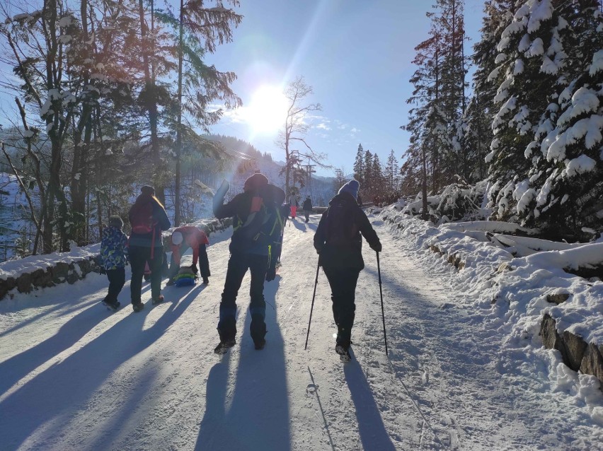 Tatry. Kalatówki w zimowej aurze. Słońce, śnieg i sporo... saneczkarzy