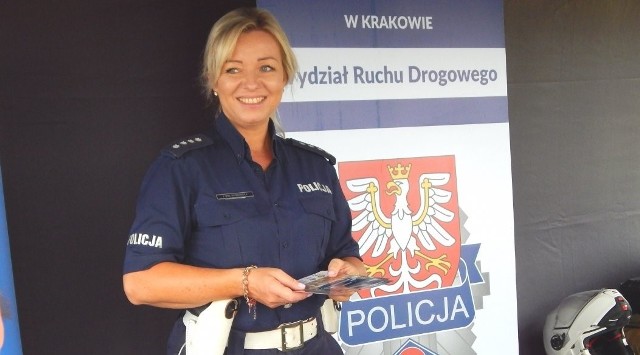 Na stoisku oświęcimskiej i wadowickiej policji udzielano informacji na temat procesu rekrutacji do służby w tej formacji.