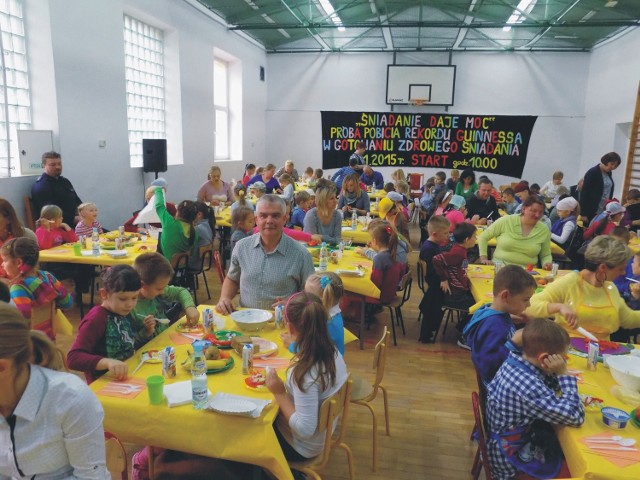 W Szkole Podstawowej w Krasiczynie w próbie bicia rekordu wzięło udział 120 uczniów i rodziców lub wychowawców.