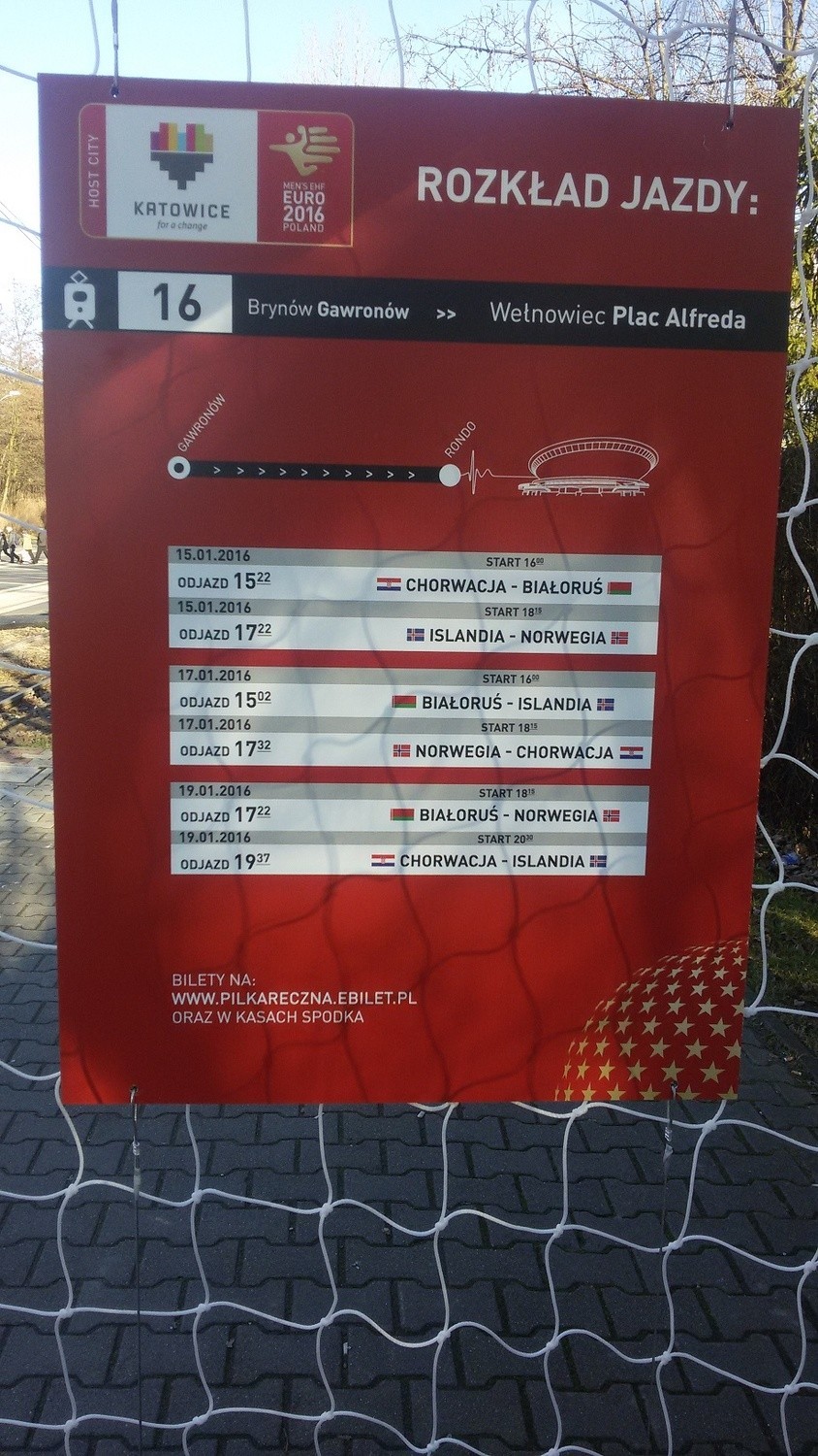 Bramki na przystankach w Katowicach przypominają o Euro 2016