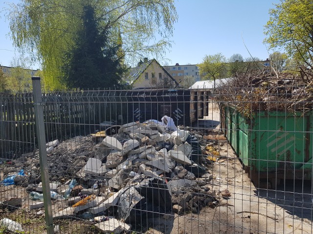 Spółdzielnia mieszkaniowa zorganizowała składowisko odpadów tuż przy meczecie na ulicy Piastowskiej. Utrudnia to funkcjonowanie świątyni. Z lokalizacji składowiska niezadowoleni są także mieszkańcy osiedla.