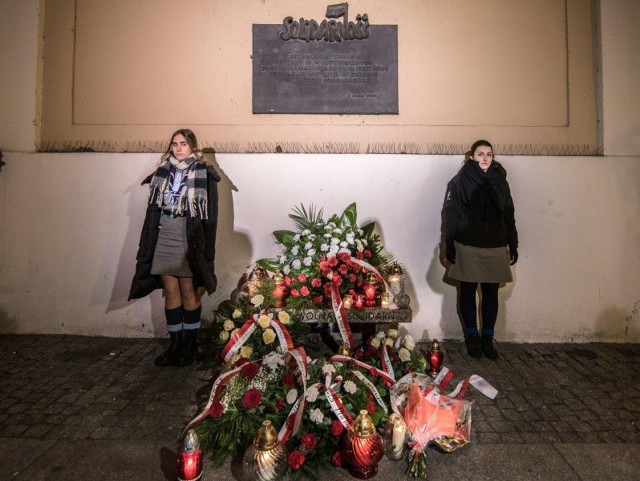 W Toruniu w rocznicę wprowadzenia stanu wojennego tradycyjnie zostaną złożone kwiaty pod tablicą na kościele ojców jezuitów