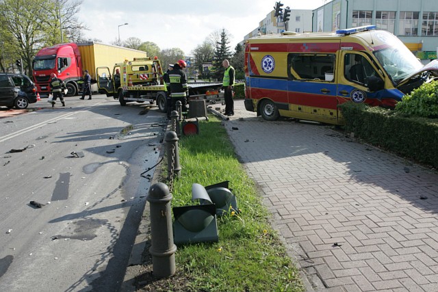 Karetka rozbiła się na skrzyżowaniu w centrum miasta. Jechała z chorym ze szpitala w Słubicach do szpitala w Szczecinie.