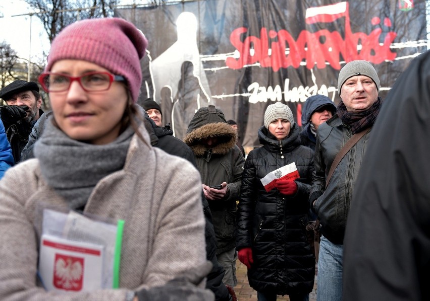 Plac Litewski. Manifestacja Komitetu Obrony Demokracji w Lublinie (ZDJĘCIA, WIDEO)