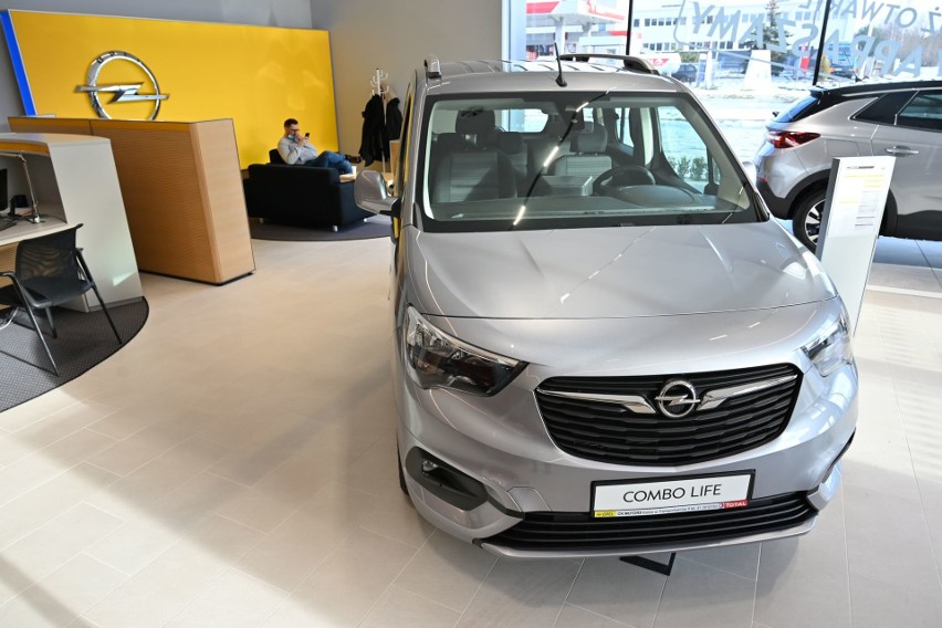 Opel i Peugeot wracają do Kielc. Nowoczesny salon samochodowy czeka na klientów (WIDEO, zdjęcia)