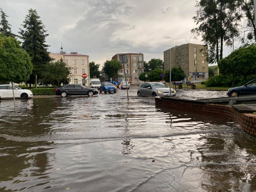 Ostrołęka. Nawałnica przeszła nad Ostrołęką. Plac Bema pod wodą. 23.06.2021. Zdjęcia