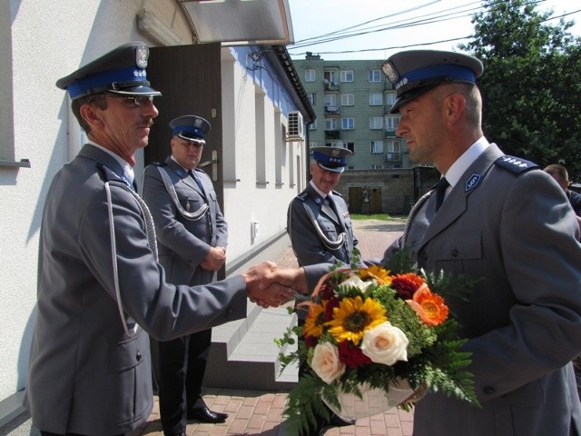 Nadkomisarz przesmycki (z lewej) kwiatami został pożegnany przez swoich kolegów i koleżanki z pracy