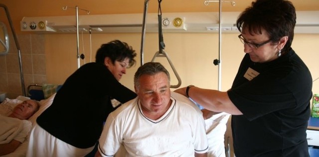 Teresa Słomka (z lewej) i Urszula Pyszczek pielęgniarki z Oddziału Urologii w szpitalu przy Tochtermana białe fartuchy zastąpiły czarnymi bluzkami.