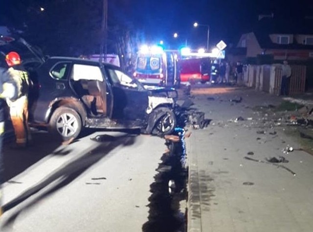 Do groźnego wypadku doszło w Wielką Sobotę w Skaryszewie. Około godziny 20.50 zderzyły się dwa pojazdy - bus Ford Transit i BMW X5. Jedna osoba została przewieziona do szpitala.CZYTAJ KONIECZNIE: Groźny wypadek w Skaryszewie. Zderzenie busa i BMW. Kierowca busa wypadł przez przednią szybę, BMW ścięło ogrodzenie [zdjęcia]