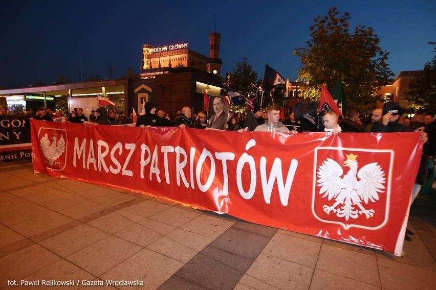 W świetle pochodni ulicami Wrocławia przeszedł Marsz Patriotów (ZDJĘCIA, FILM)