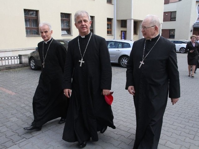 Biskup Jan Piotrowski (w środku) w towarzystwie biskupów Kazimierza Ryczana i Mariana Florczyka (z lewej)